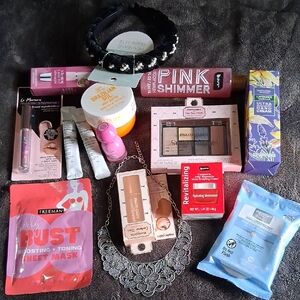 YOU GET   20 ITEMS  YOU ALSO GET 1 LUX ITEM AND 1 JEWLERY.ALL BOXES DIFFERAN